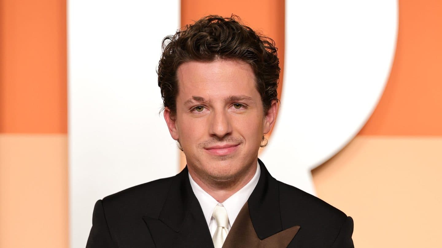 Charlie Puth UTA ile İmzalar