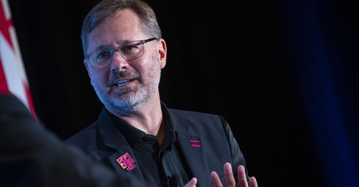 T-Mobile CEO'su Mike Sievert istifa ediyor