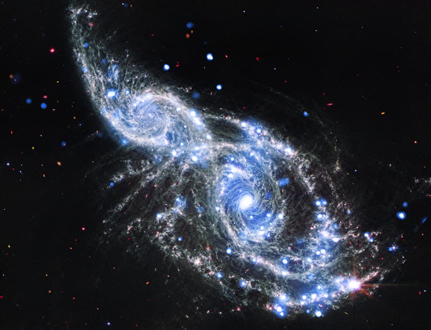 Galaktik Bir Kucaklama - NASA