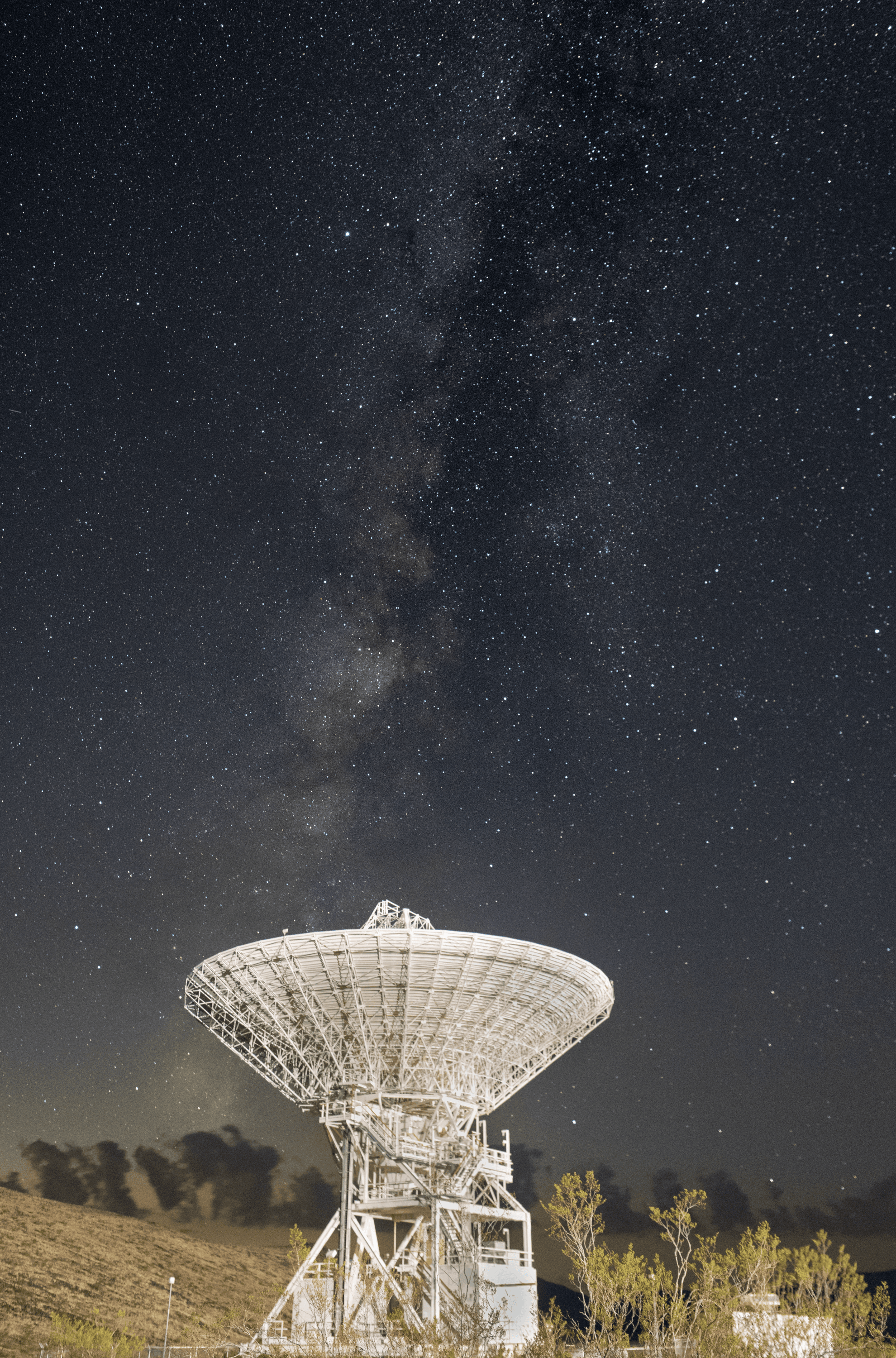 Goldstone'un DSS-15 Anteni ve Samanyolu