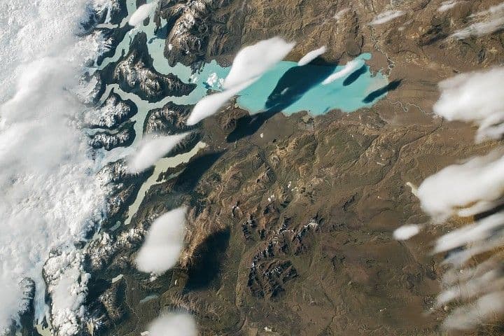 Lago Argentino Üzerinde Yüzen Bulutlar
