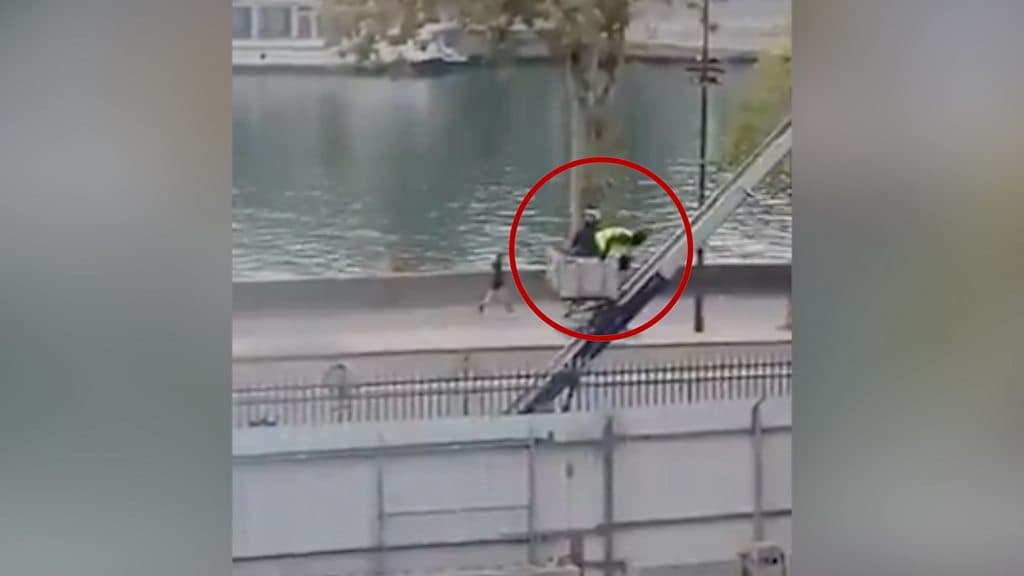 Videoda hırsızların kaçtığı görülüyor