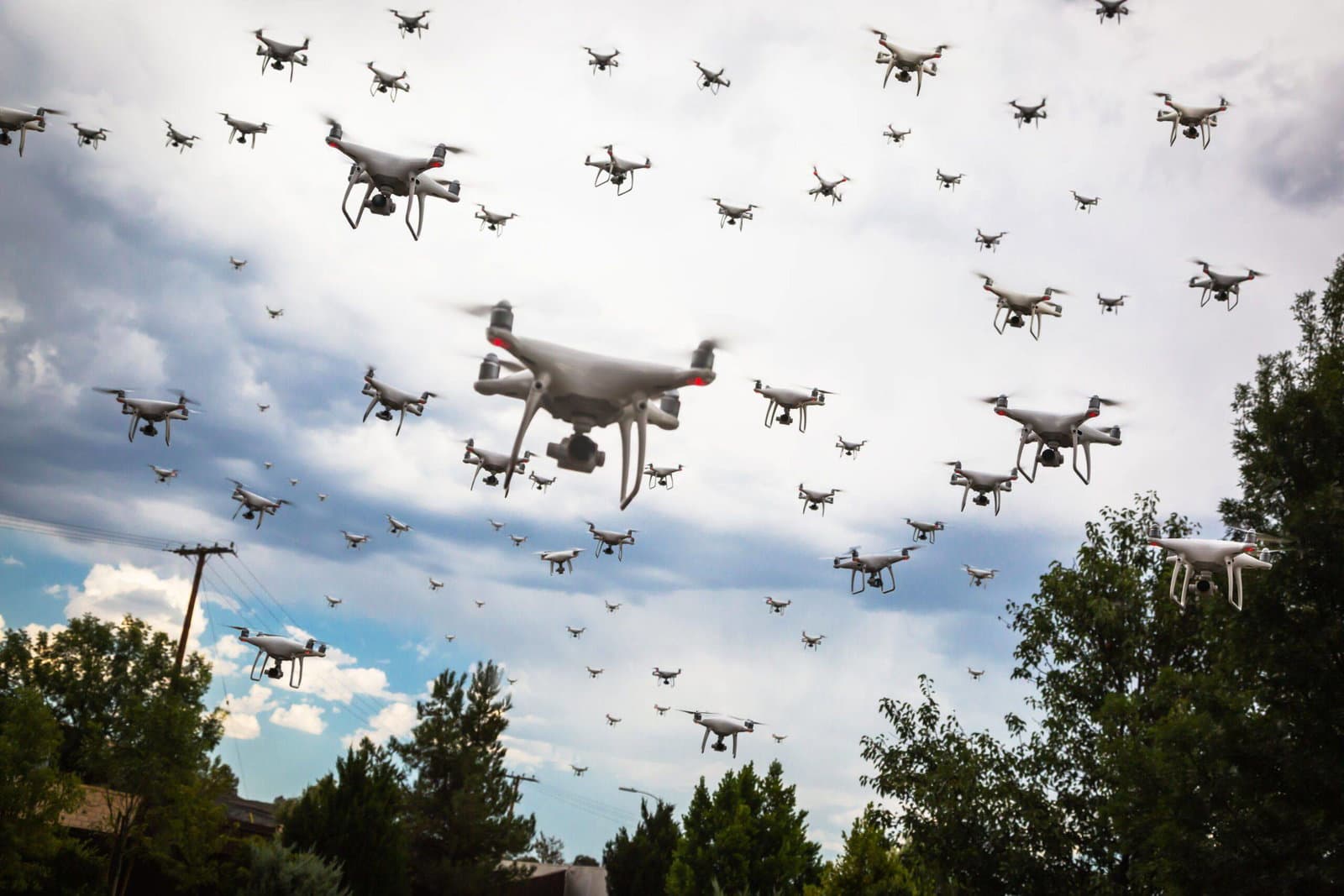 Yeni öngörücü "Akıllı Drone Swarm" teknolojisi, dronların daha hızlı, daha güvenli uçuş için işbirliği yapmasını sağlar