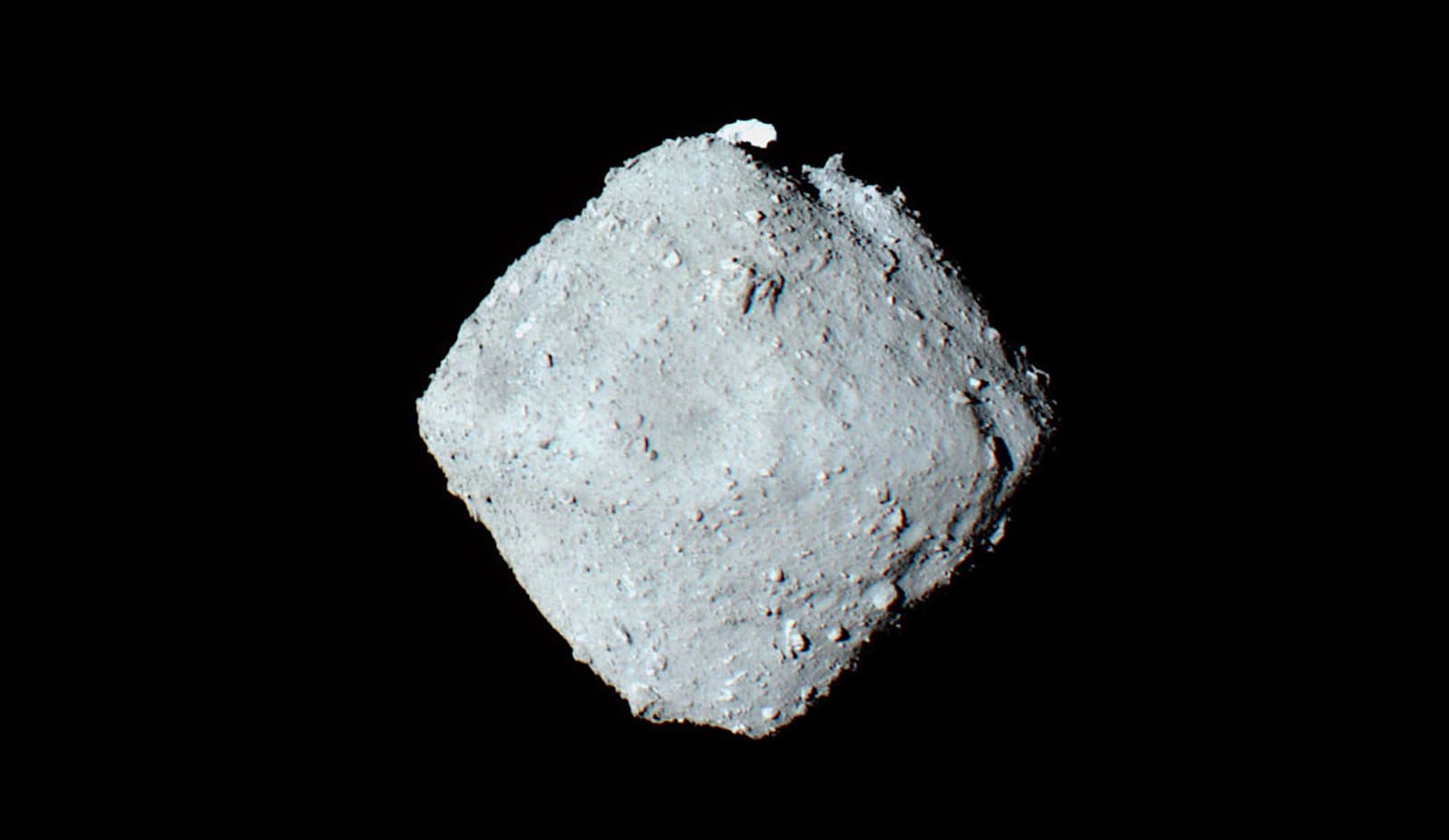 Bilim Adamları, Yaşamın Genetik Yapı Taşlarının Tam Setini İçeren Ryugu Asteroit Örneklerini Keşfetti