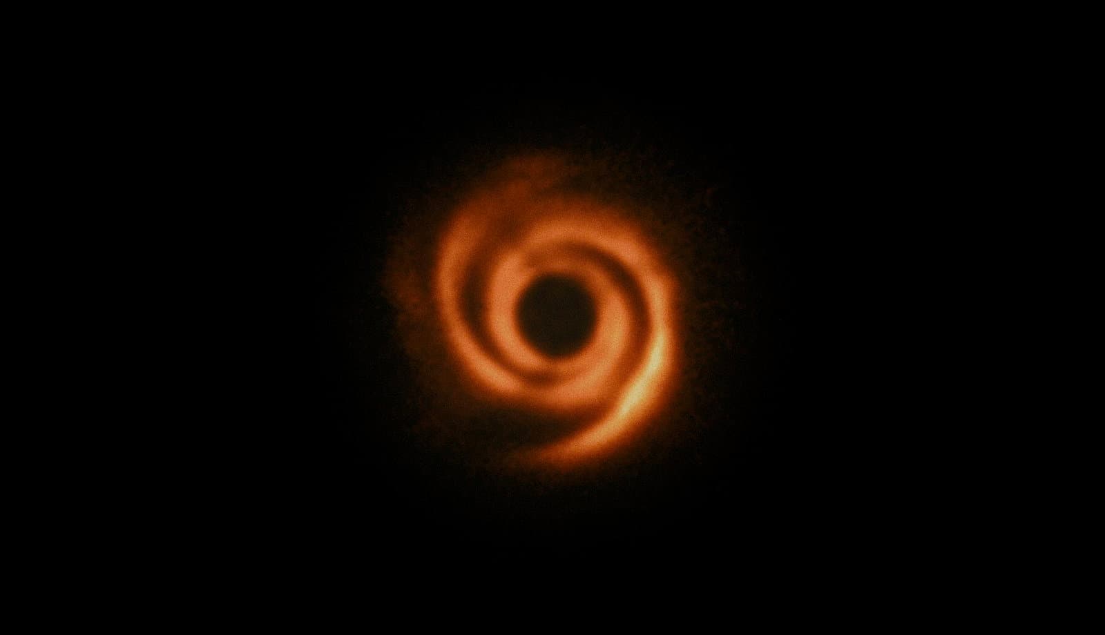 ESO'nun Çok Büyük Teleskop Noktaları Uzak Bir Yıldız Diskinde Yeni Bulunan Protoplanet Heykel Desenleri