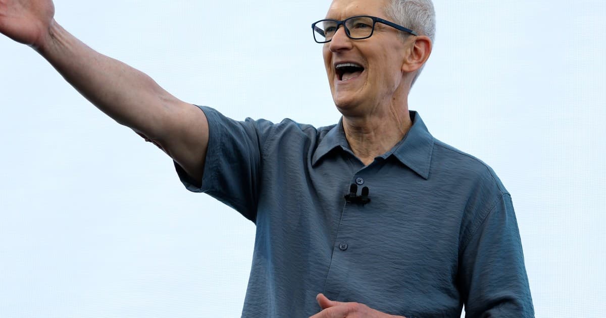 Tim Cook, Apple'ın AI satın alımlarına 'açık' olduğunu söylüyor