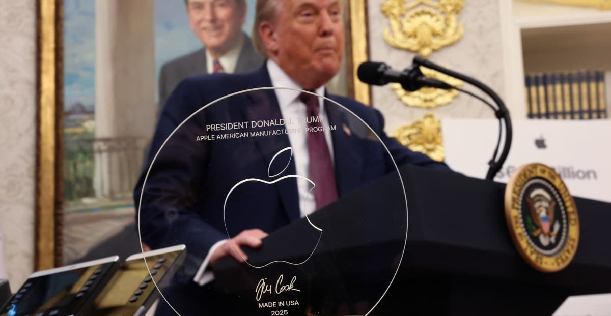 Apple, Donald Trump için 24K altın ve cam heykel yaptı