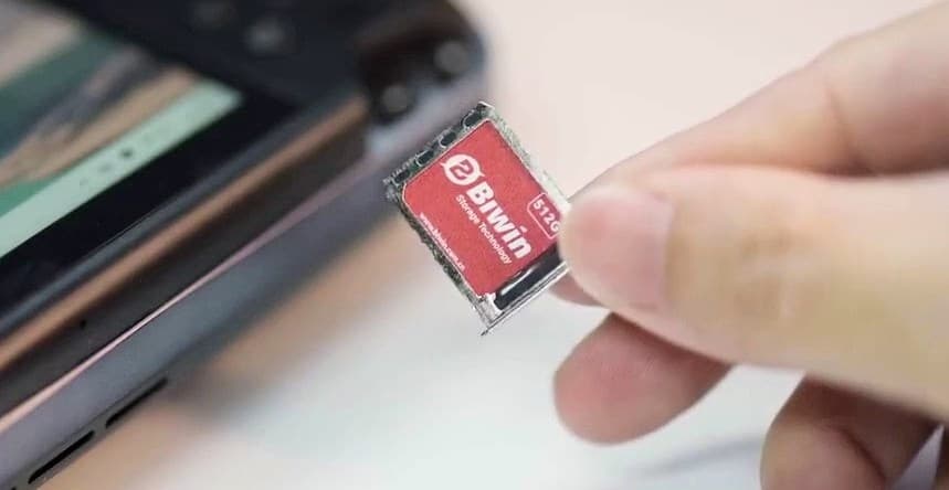 Çin, SSD'leri çok küçük başlatmak üzere, onları sim kart gibi yerleştiriyorsunuz