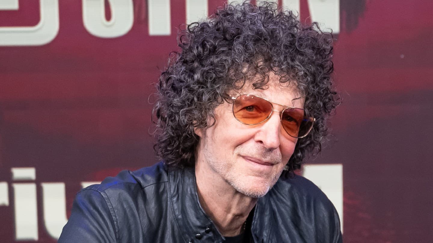Howard Stern şimdilik Siriusxm'de kalıyor, Söylentileri ateşlemeyi reddediyor