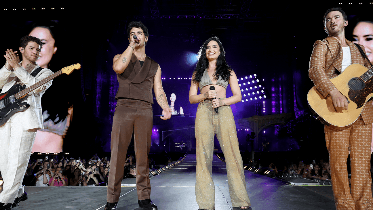 Jonas Brothers, Demi Lovato'nun Band's Tour'da 'Camp Rock' Reunion var
