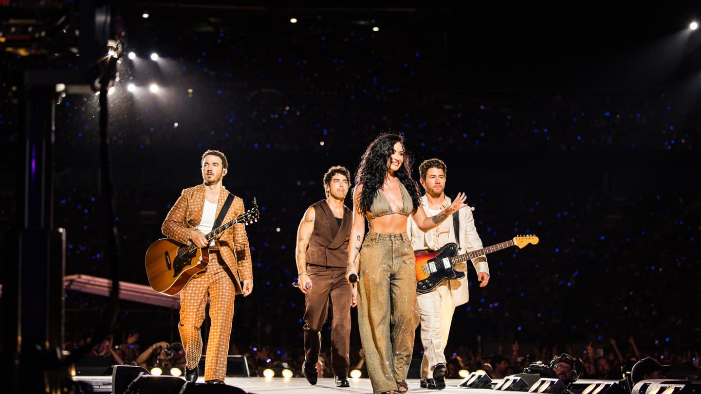Jonas Brothers'da 'Camp Rock' Performans için Demi Lovato
