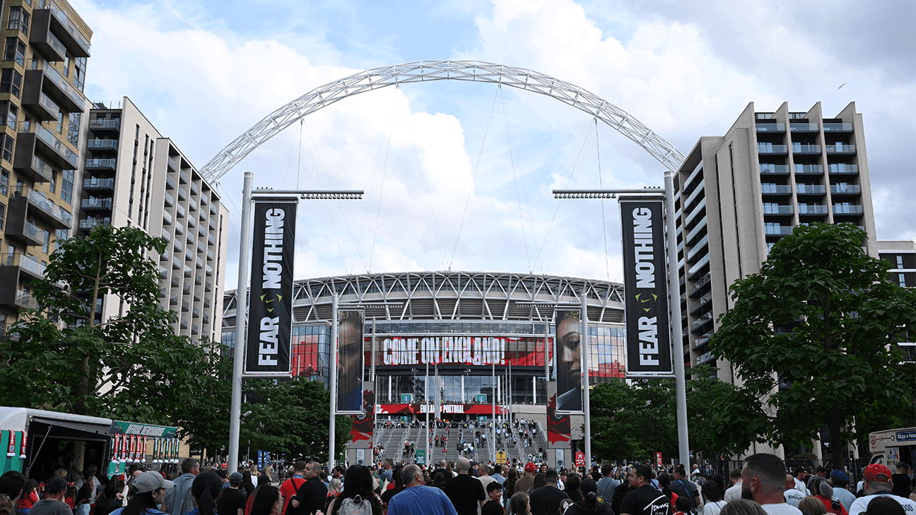 Oasis hayranı Londra'nın Wembley Stadyumu'nda gösteri sırasında düştükten sonra öldü