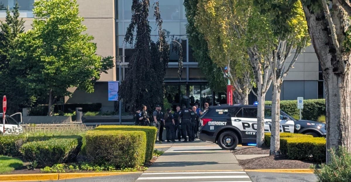 Protestocular Başkanlık Ofisi'ne girdikten sonra Microsoft bir binayı kilitler