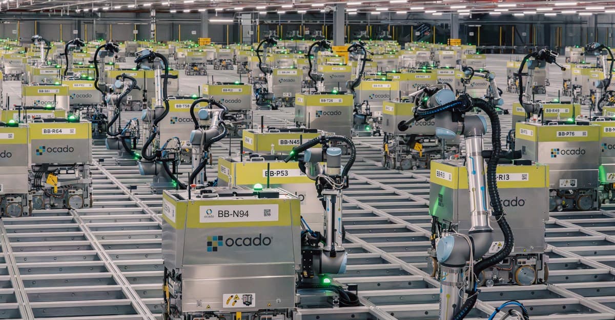 Robotların yiyeceklerinizi paketlediği otomatik deponun içinde