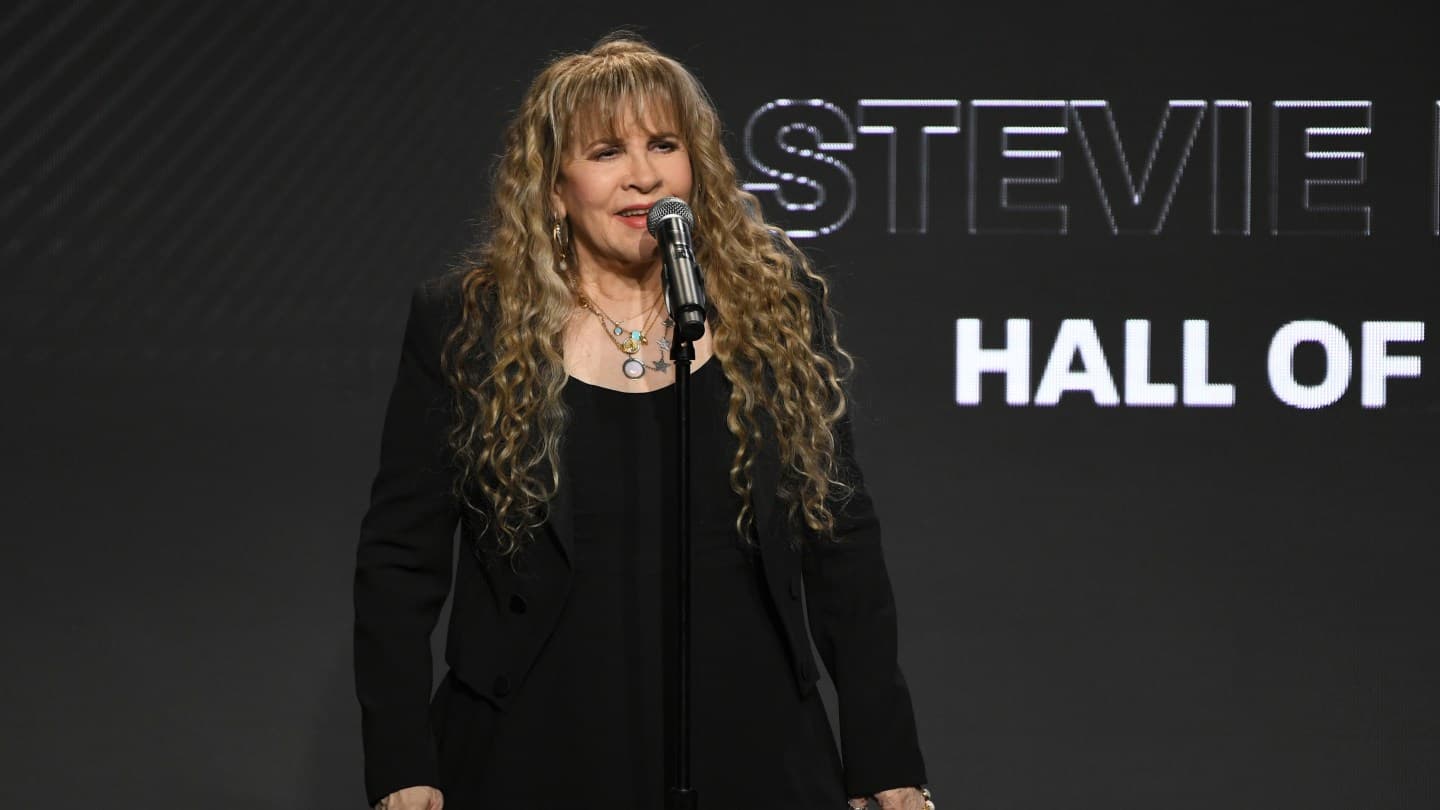 Stevie Nicks, omuz kırdıktan sonra konserleri erteliyor