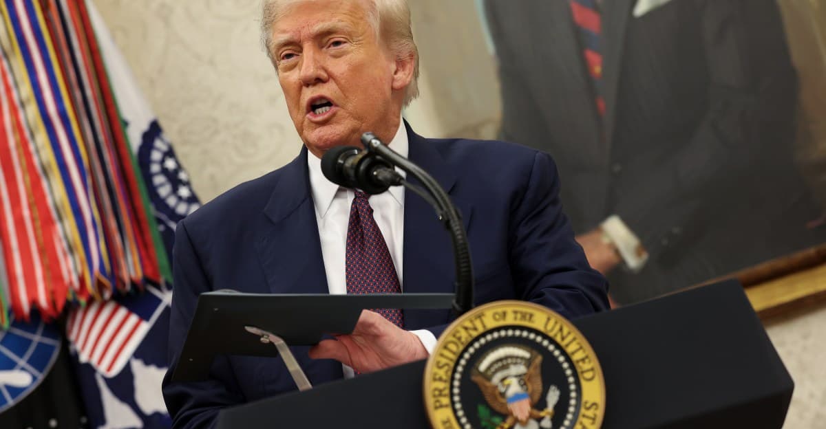 Trump, devasa bir boşlukla bilgisayar cipslerinde yüzde 100 tarifeyi tehdit ediyor