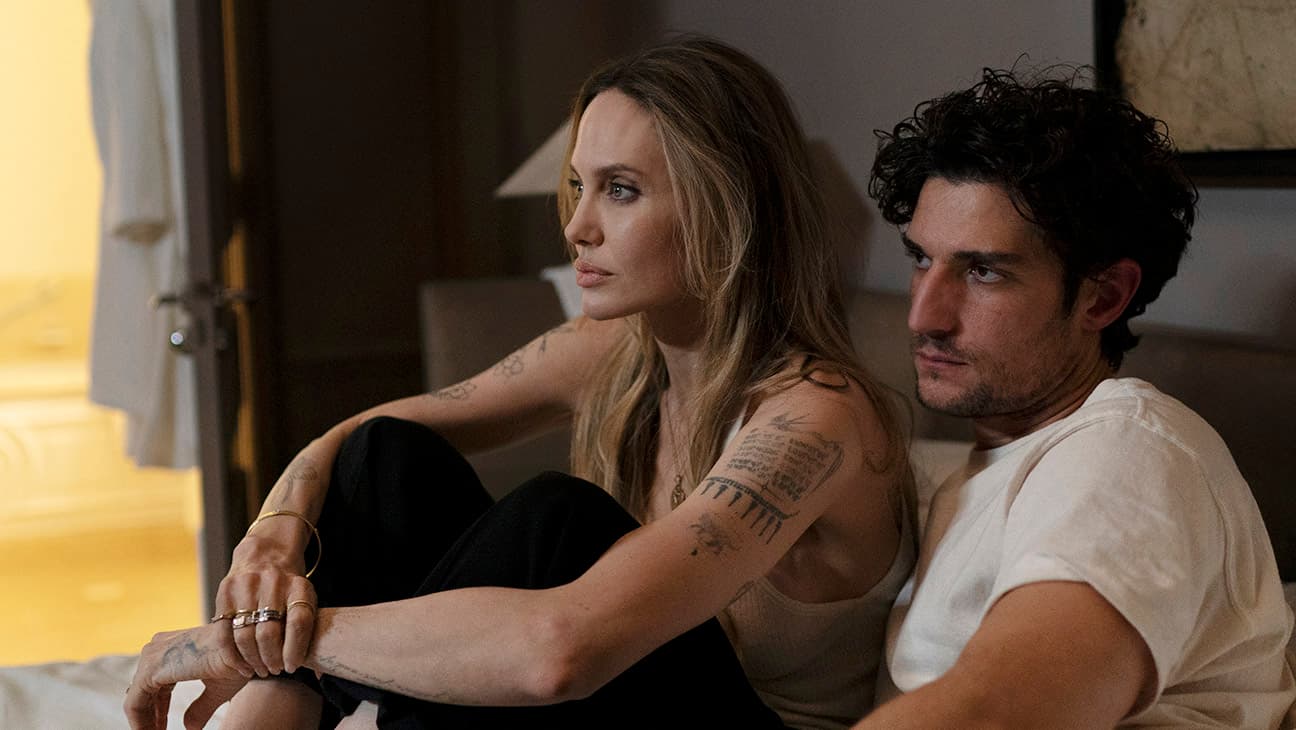 Whity Paris Moda Haftası dramasında Angelina Jolie