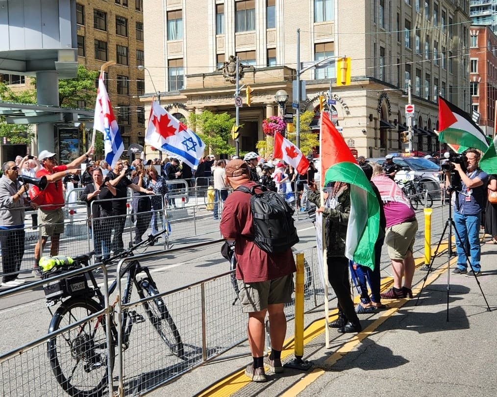 Barry Avrich, protestolar arasında ABD prömiyerleri arasındaki yol