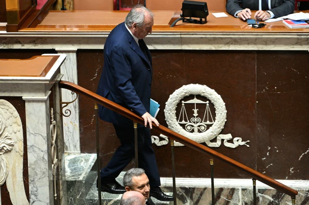 Fransa'dan Bayrou, önerilen kemer sıkma önlemlerine göre güven oyu kaybediyor