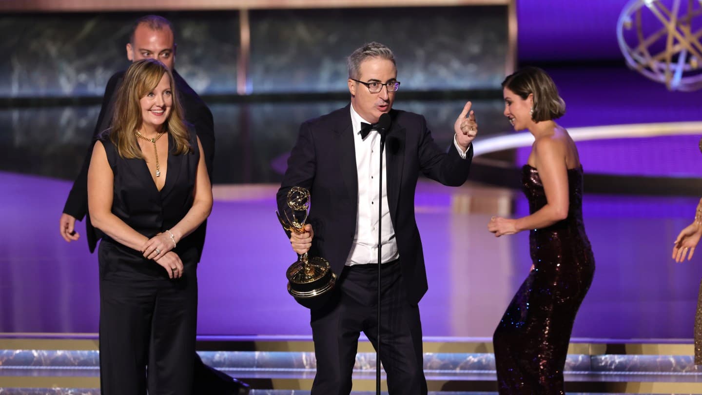 John Oliver, Hannah Einbinder, Emmys 2025'te Blewing'de Ne Dedi?