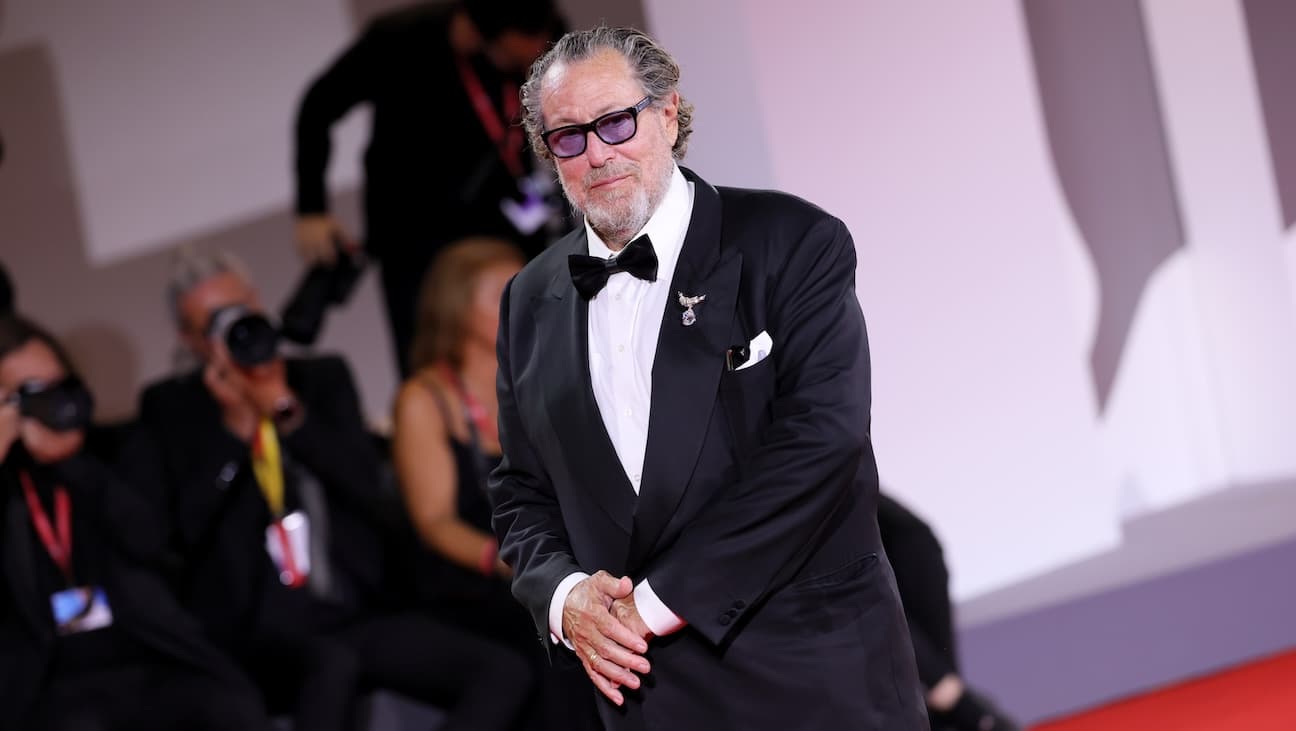Julian Schnabel'in 'Dante'nin elindeki' Venedik'te kucaklanıyor