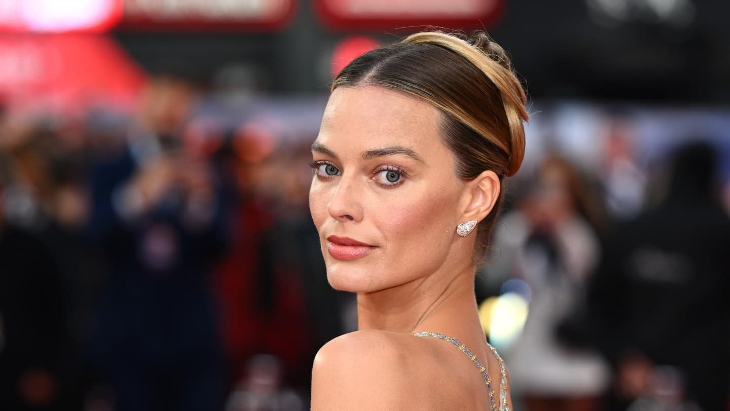Margot Robbie poposunu barikat ediyor, Dakota Johnson aşağı iniyor