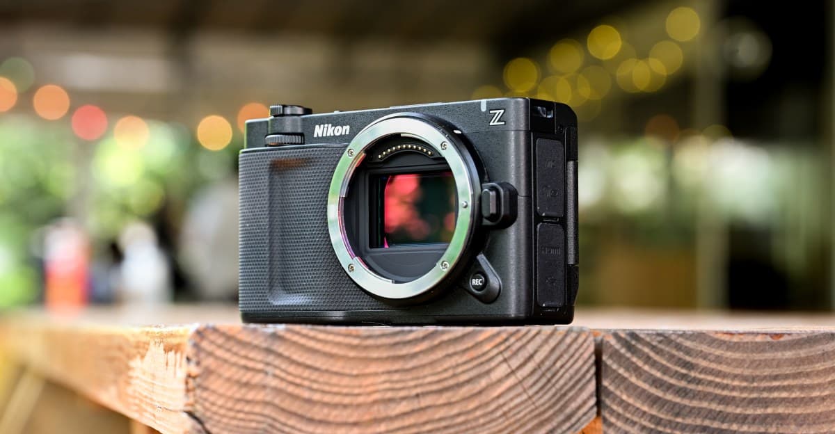 Nikon'un ilk kırmızı ortak markası Nikon Zr