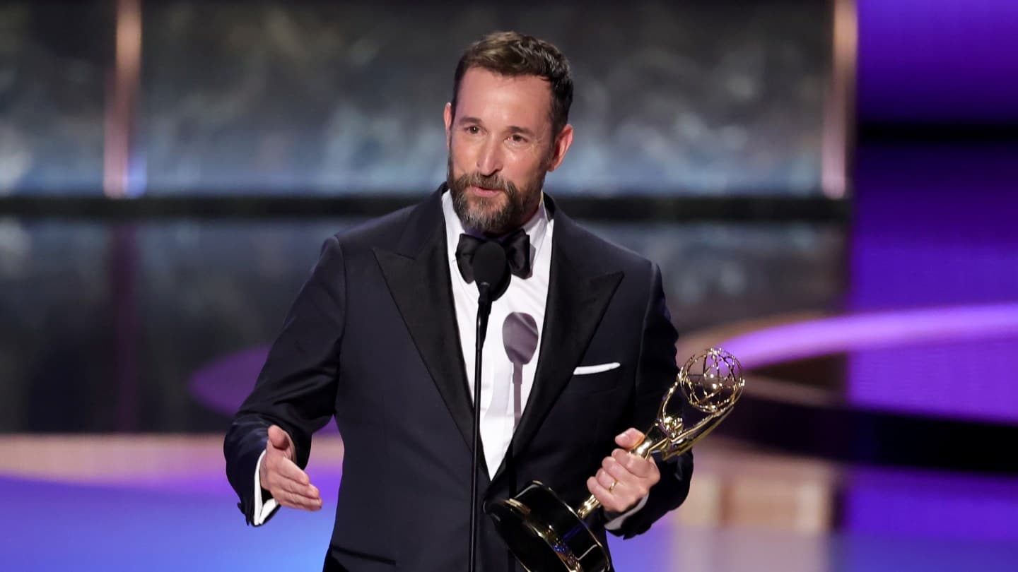 Noah Wyle, 2025 Emmys'e kadar smokin smokin giyiyor