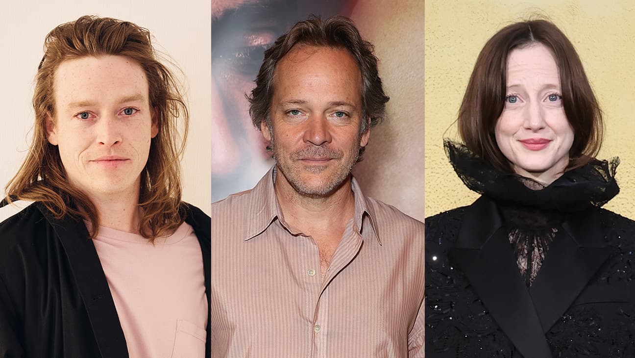 Sıfır K filminde Caleb Landry Jones, Peter Sarsgaard, Andrea RISEBOROUGH