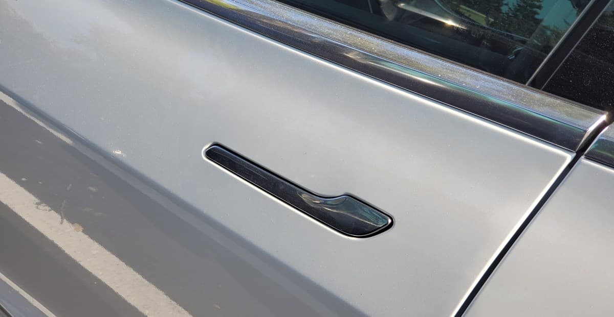 Tesla yolcu yakalama kapı kollarını güncelliyor