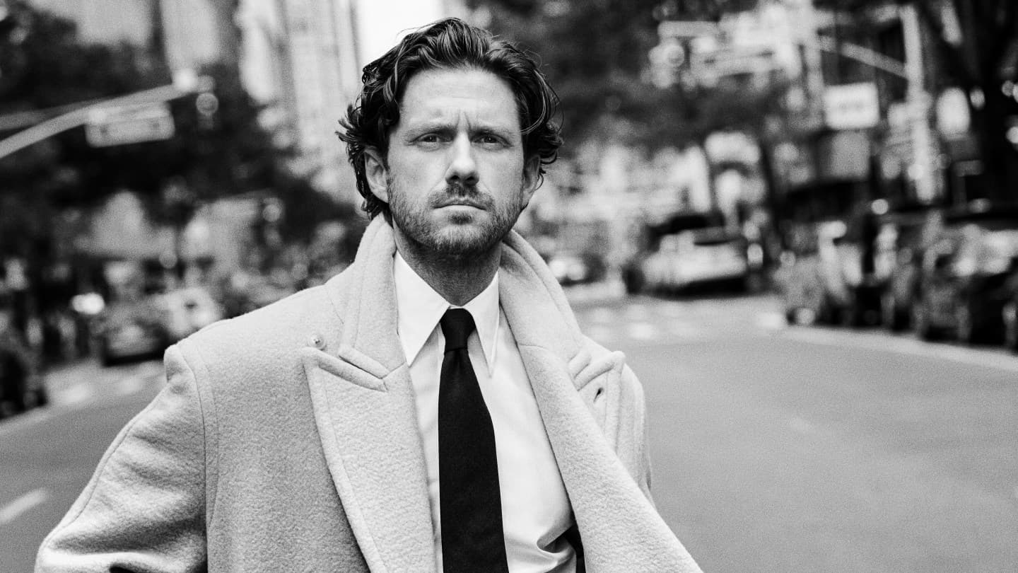 Aaron Tveit'in Café Carlyle'ı Todd Snyder için Sonbahara Yol Açıyor Kampanyasını Gösteriyor