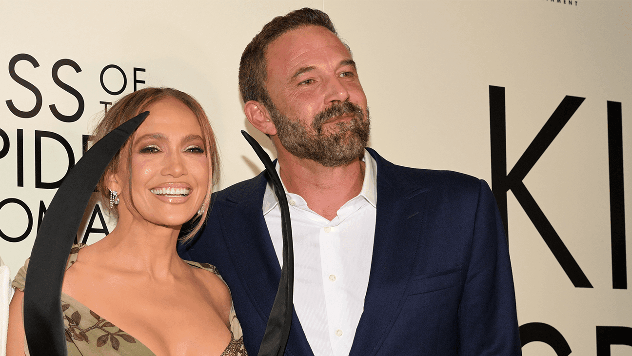 Ben Affleck, Jennifer Lopez Kiss of the Spider Woman Premiere'de yeniden bir araya geliyor