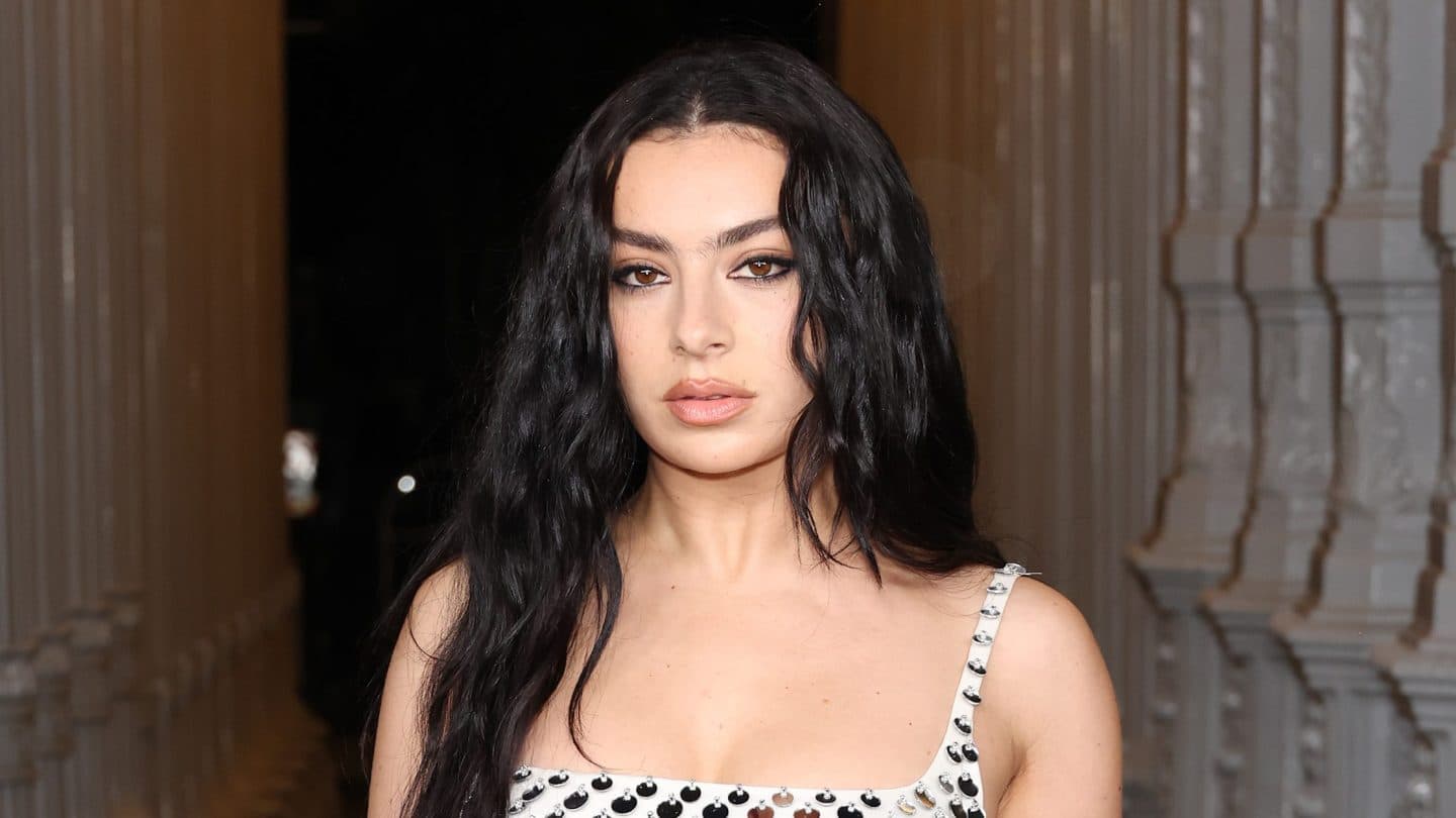 Charli XCX, Rol Model Şarkısı Sırasında Sürpriz SNL Görünümüne Çıktı