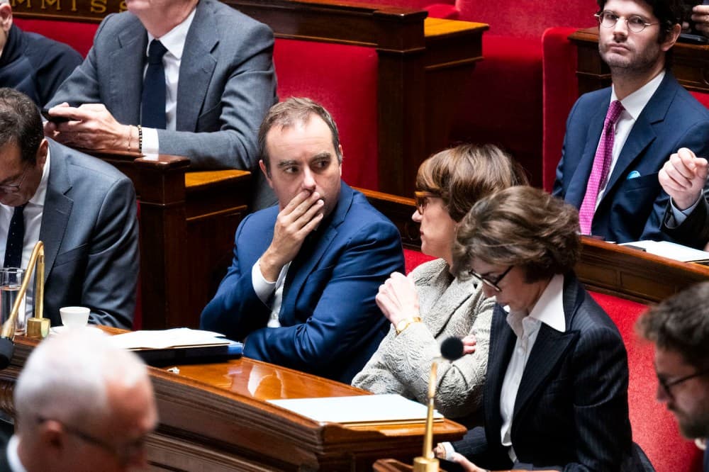Fransa'da Lecornu, Güvensizlik Oylamasından Kurtulmak İçin Macron'un Emeklilik Reformunu Kurban Etti