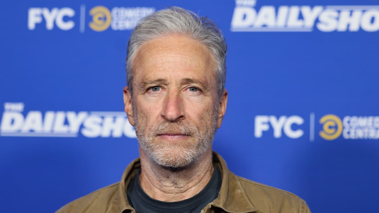 Jon Stewart Daily Show Sunucusu Olarak 'Kalmaya Çalışıyor'