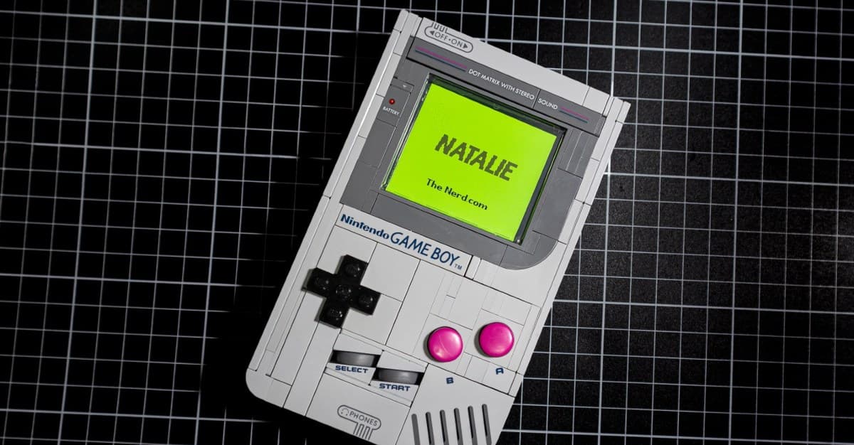 Nintendo'nun çipleri, bu Lego Game Boy yükseltme kitinin gerçek kartuşlarla oynamasına izin veriyor