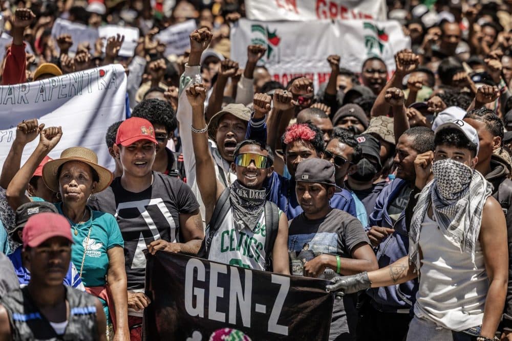 Z Kuşağı Protestoları Küreselleşiyor ve Hükümetleri Deviriyor
