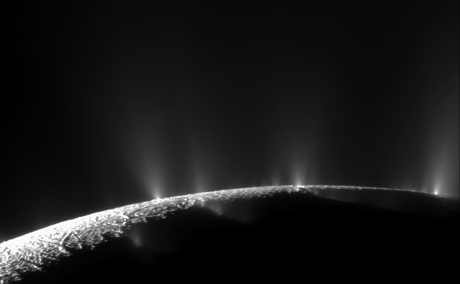 Enceladus'un Tüylerinde Yeni Bulunan Organikler