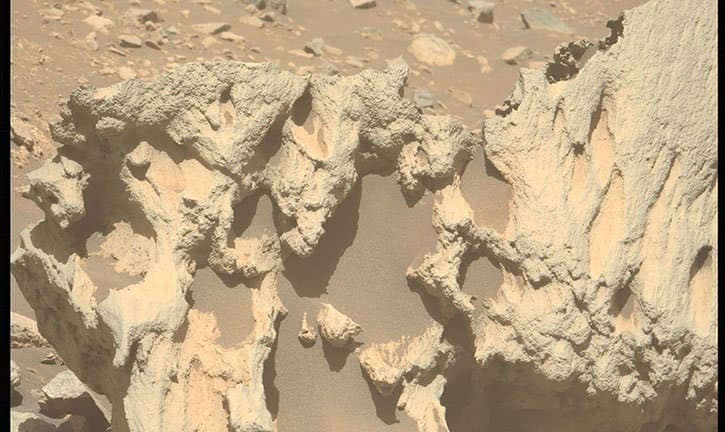 Mars Yüzeyinde Keşfedilen Garip Bir Kaya Uzaydan Gelen Bir Ziyaretçi Olabilir