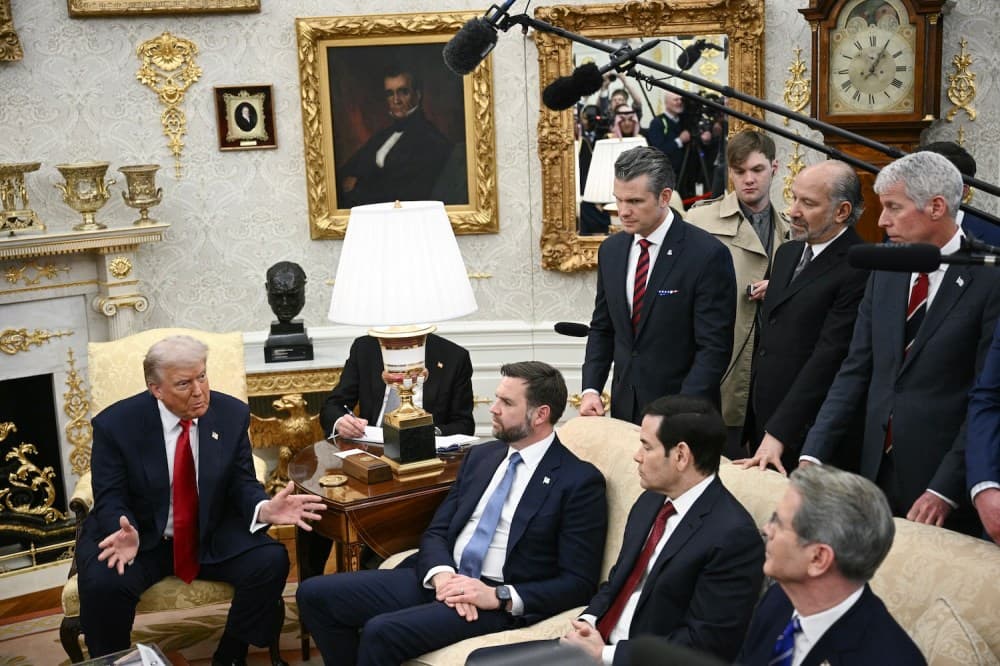 Trump Venezuela'ya Yönelik Rejim Değişikliği Çağrılarına Direnmeli