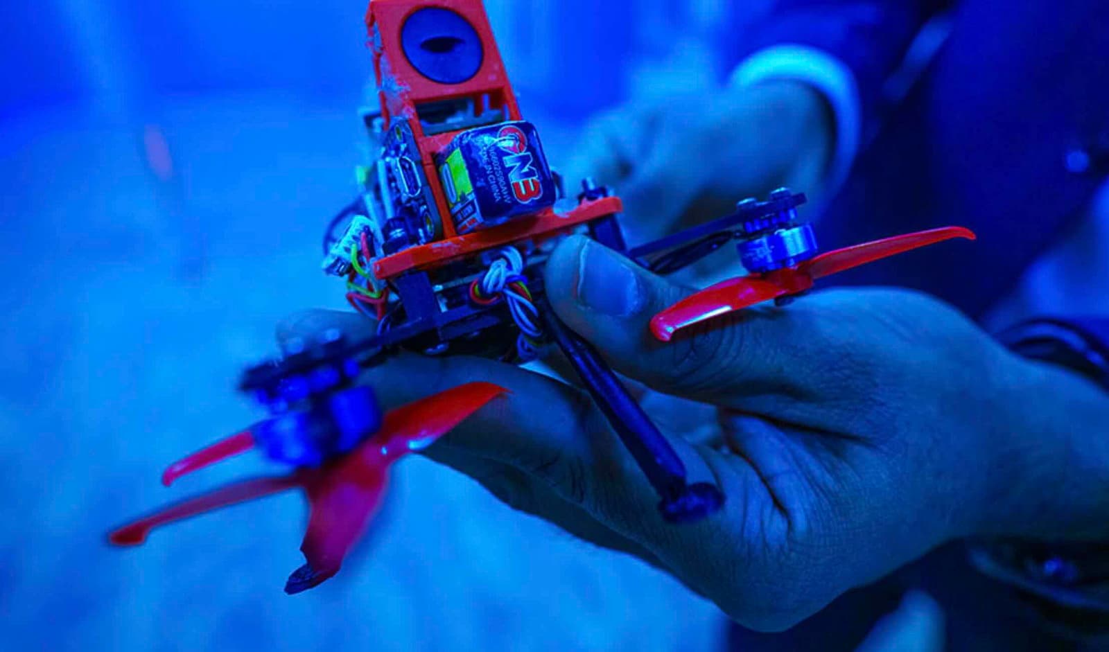 Yarasalardan Esinlenen "Hedefli Ultrason Ekolokasyonu", Bu Mühendisin Tamamen Karanlıkta Yön Bulan Minik Uçan Robotlar Geliştirmesine Yardımcı Oluyor