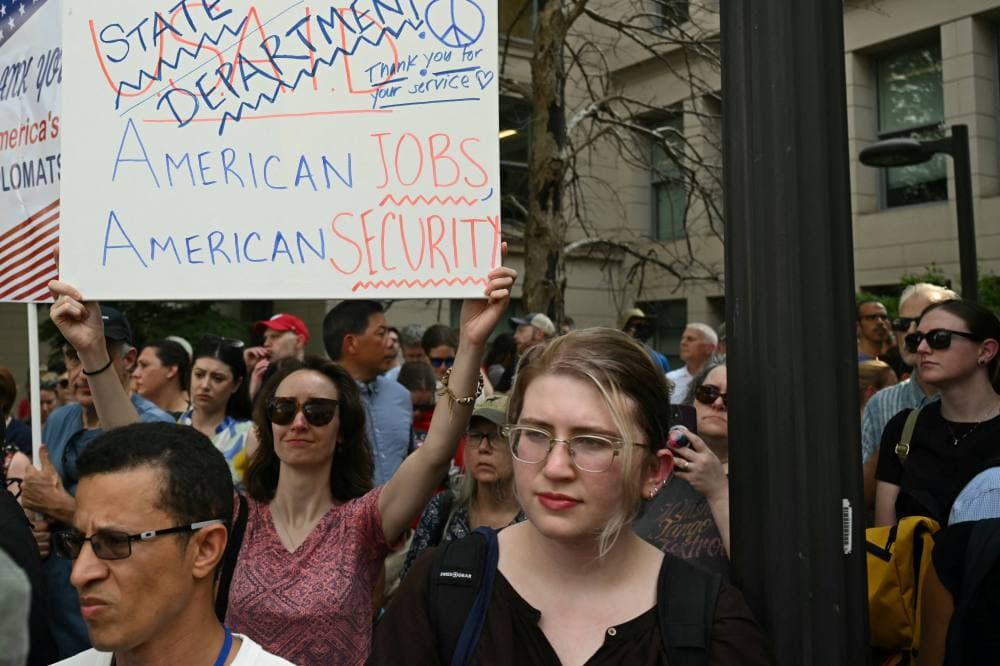 ABD'li Diplomatlar, Kongre'nin Toplu İşten Çıkarma Konusunu Görmezden Geldiği İçin Trump Yönetimine Dava Açtı