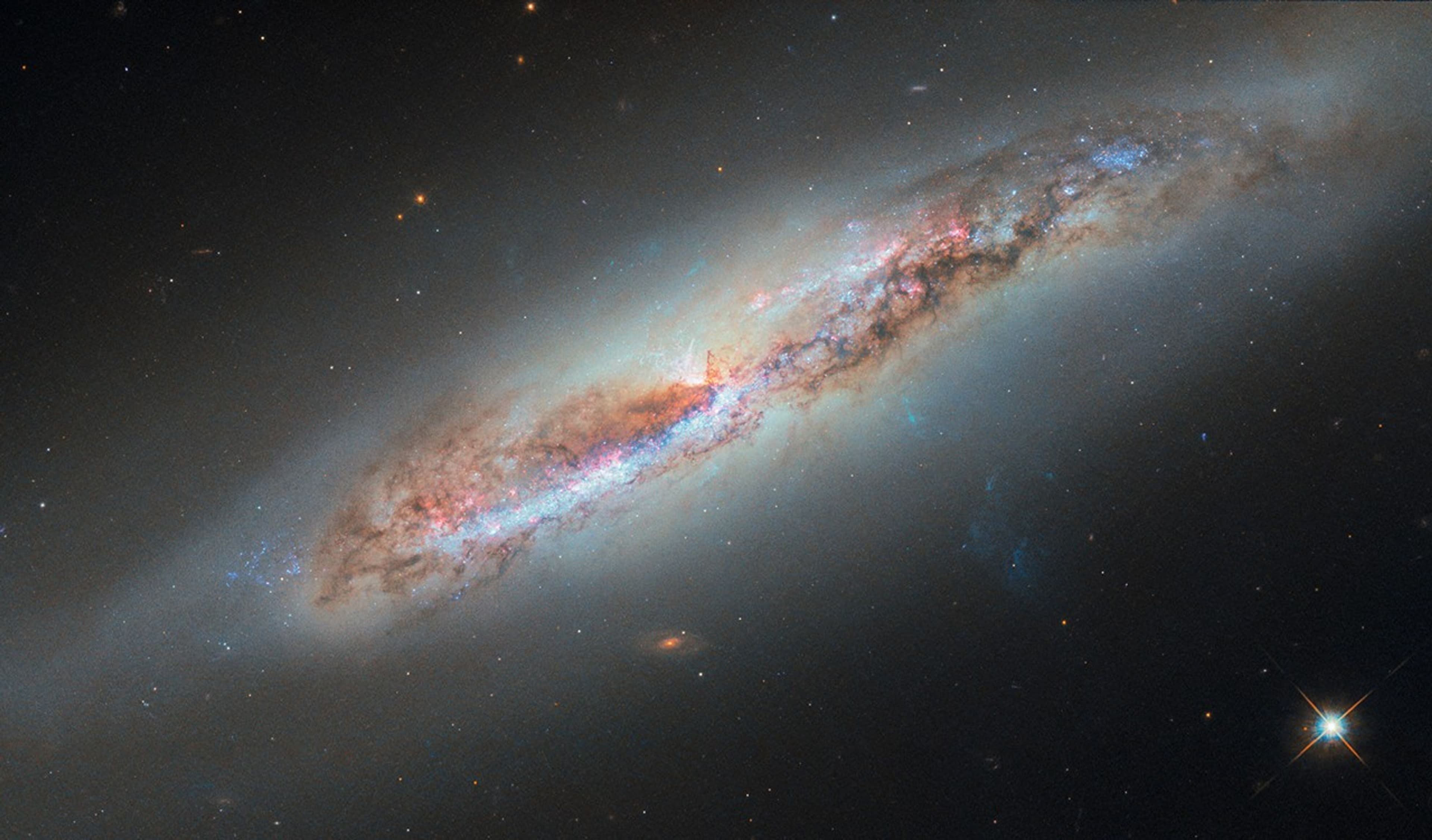 Hubble Kaçış Yapan Galaktik Gaza Bakıyor