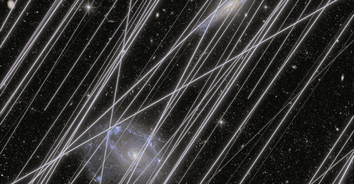 Uydular Hubble teleskopuna foto bombalamaya devam ediyor ve durum daha da kötüye gidiyor