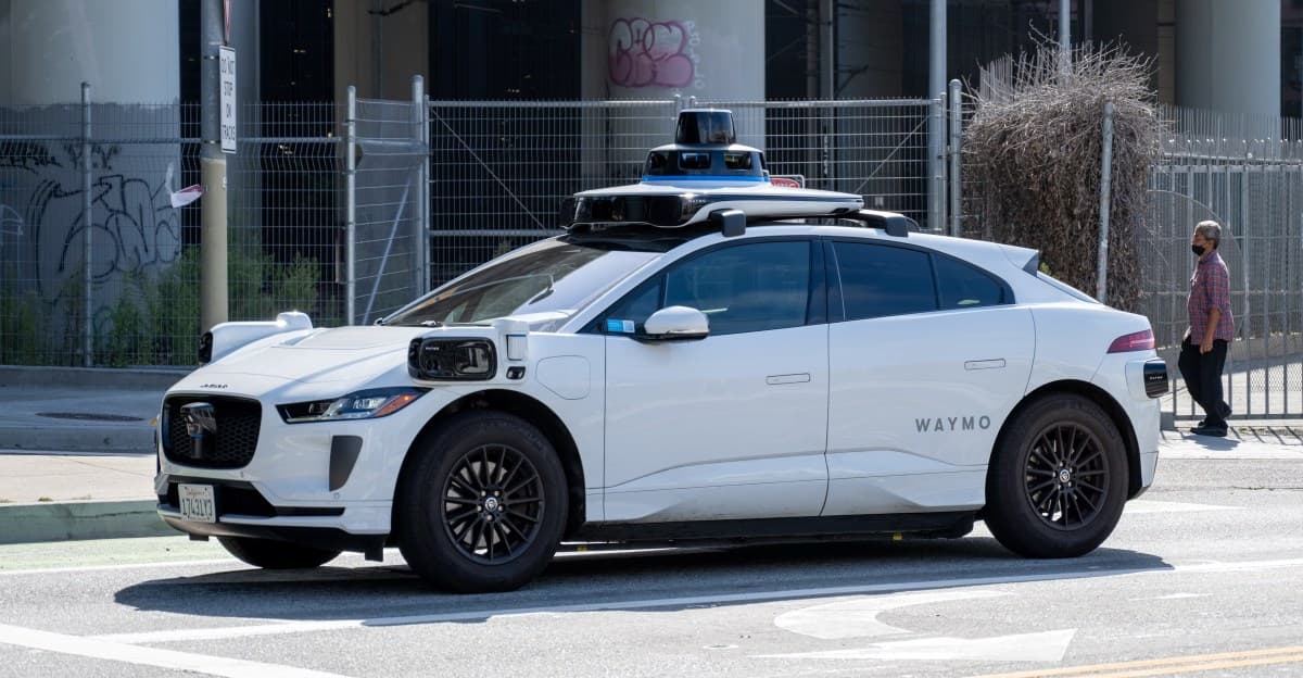 Waymo'nun robotaksileri durdurulan okul otobüslerini geçtiği için soruşturma altında