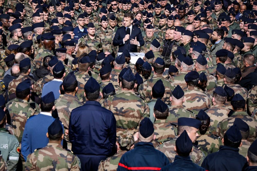 Fransa Tarihi, Macron'un Yeniden Askerileştirme Planlarını Gözetliyor