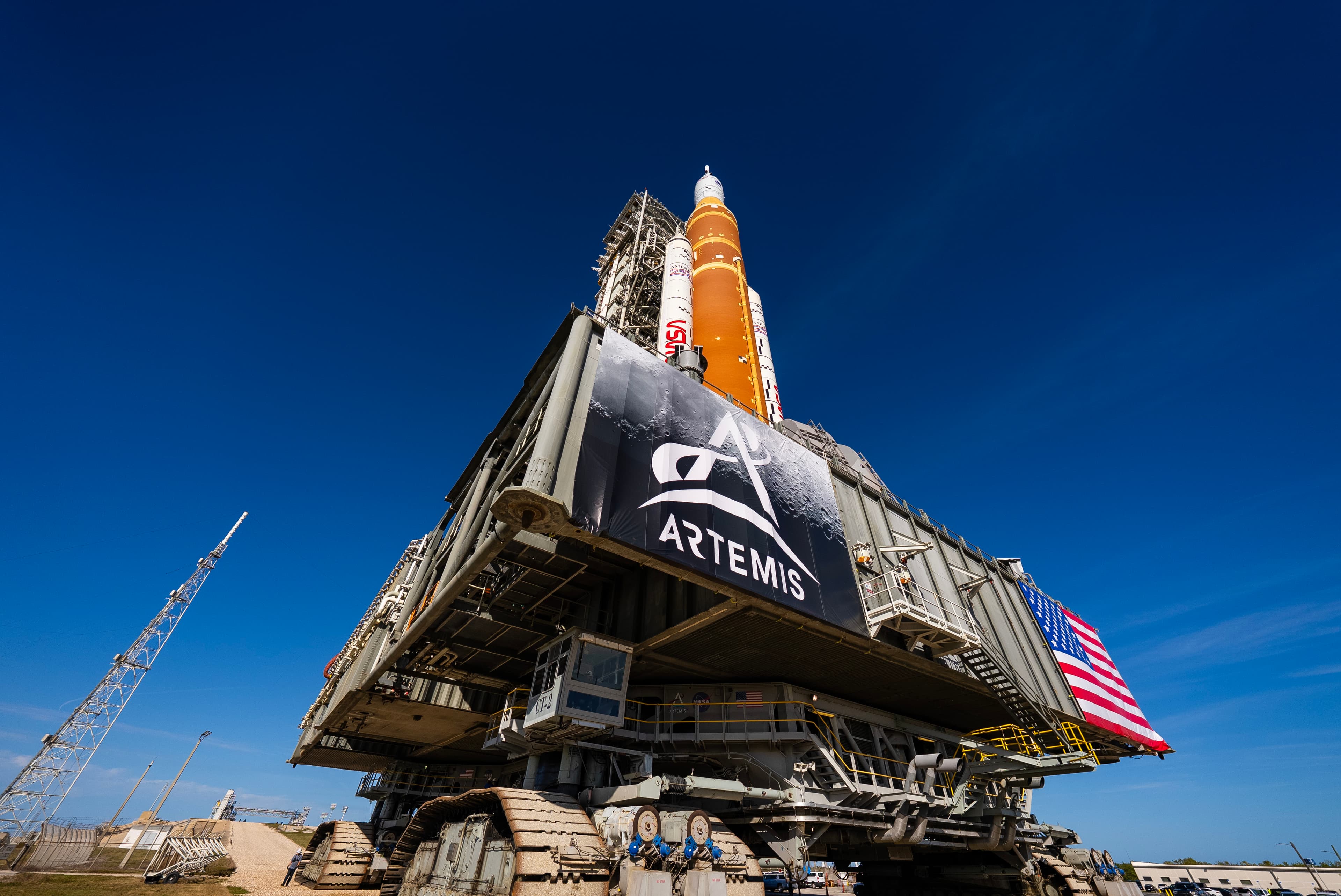 NASA'nın Artemis II Roketi ve Uzay Aracı Fırlatma Pad'ine Gidiyor