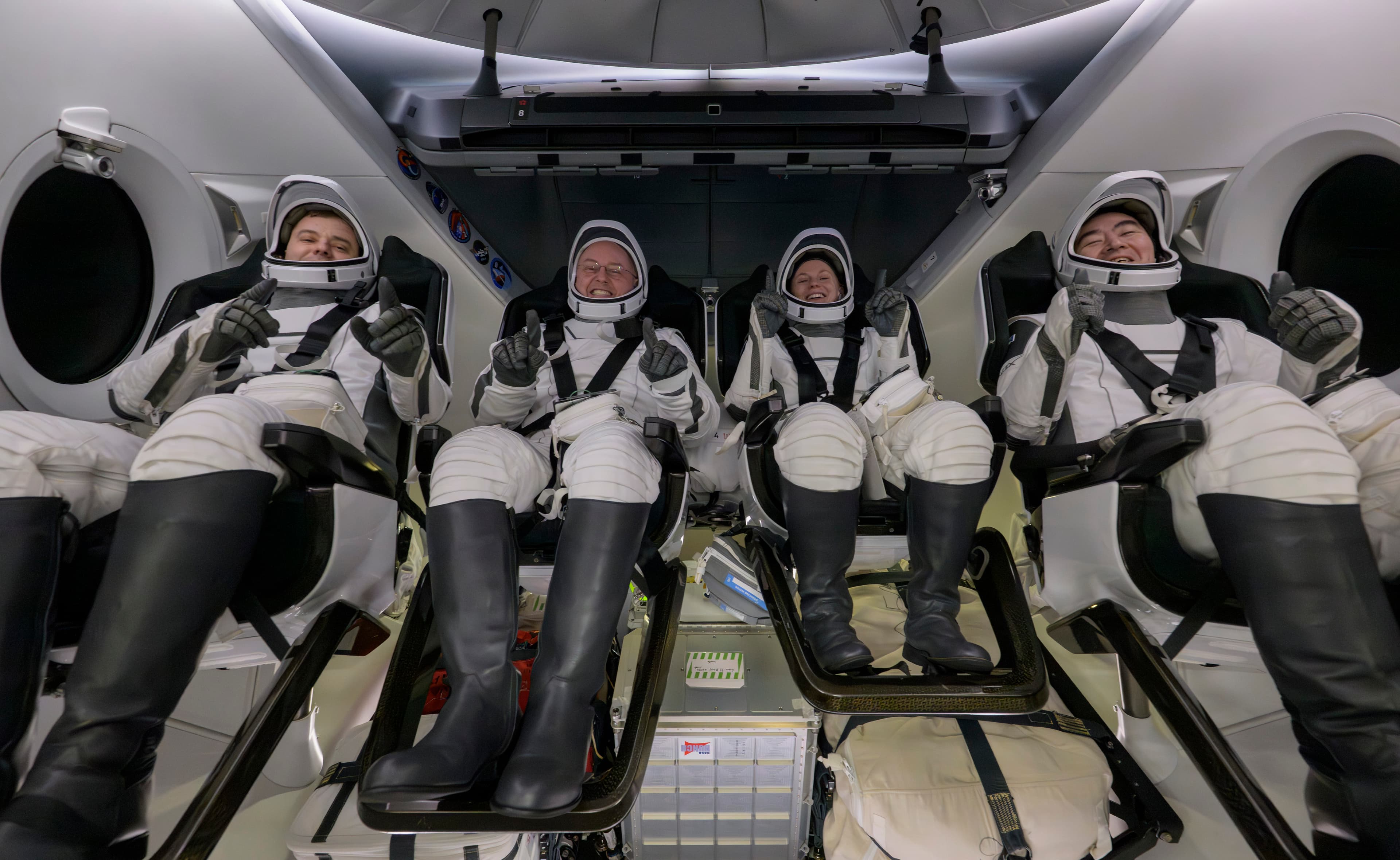 NASA'nın SpaceX Mürettebat-11 Misyonu Geri Döndü, Kaliforniya açıklarına sıçradı