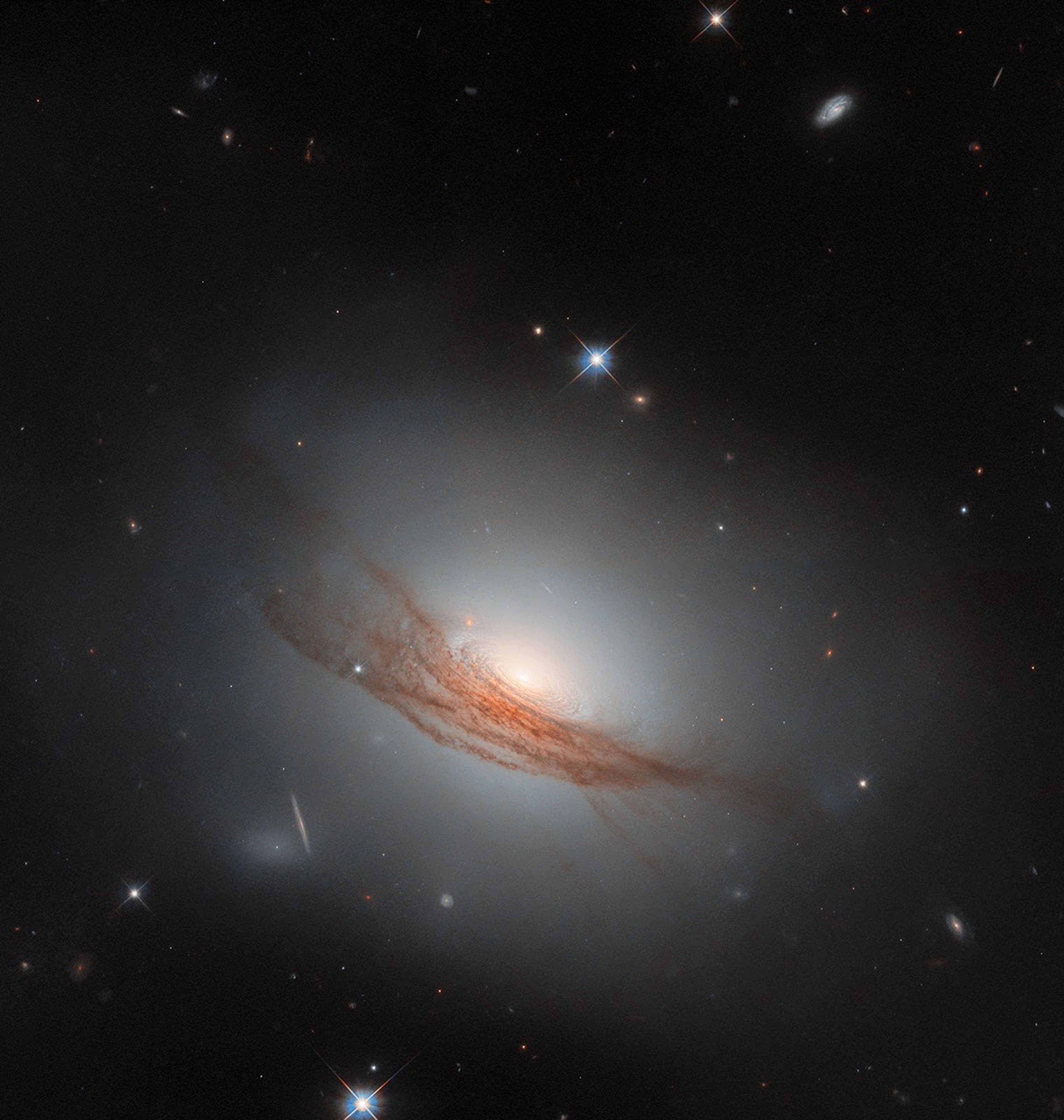 Hubble Mercek Şeklindeki Gökadayı Tespit Ediyor - NASA