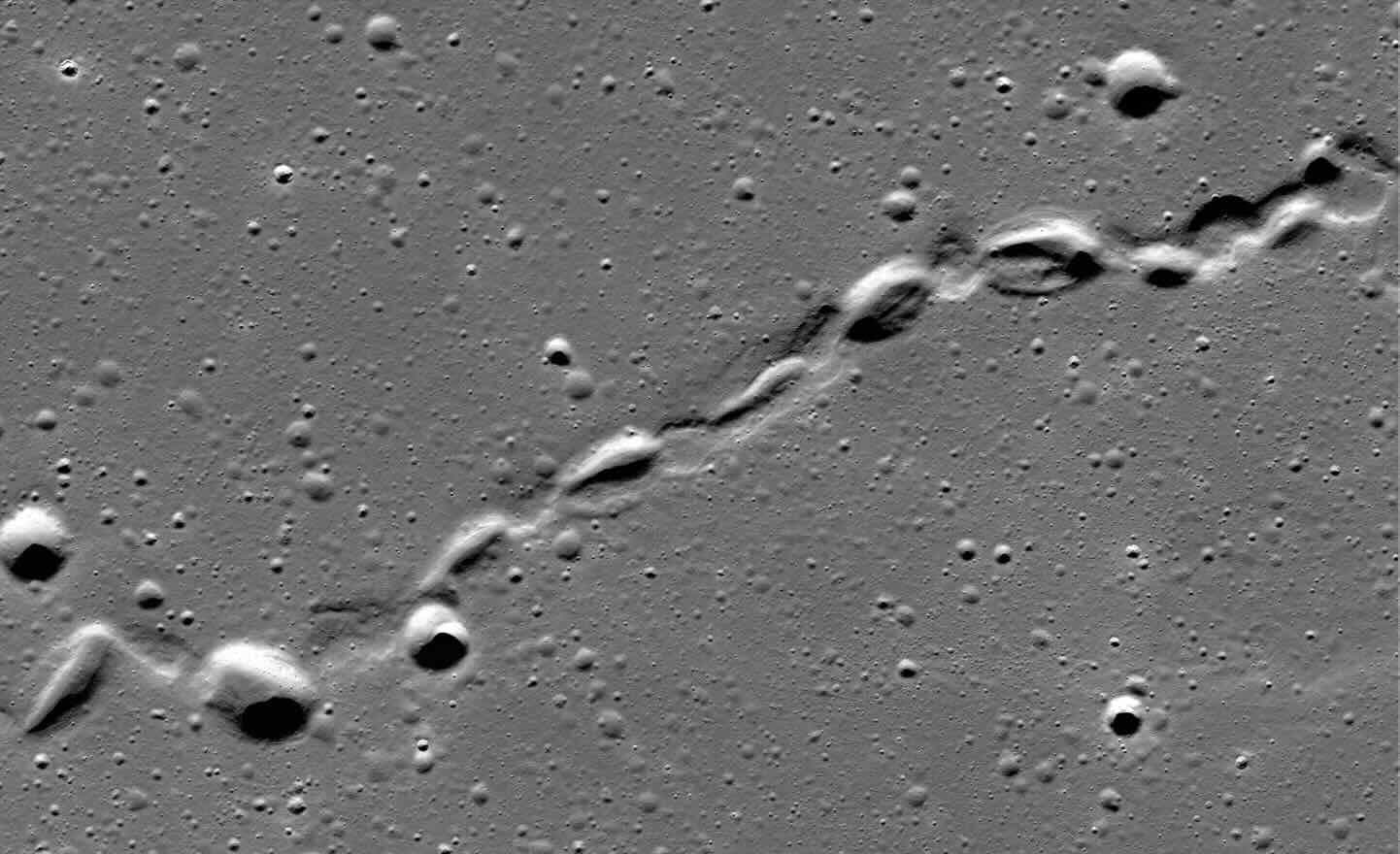 NASA Görüntüleri Ay Yüzeyi Boyunca Tuhaf "Kayan" İzlenimleri Ortaya Çıkarıyor - Bu Onların Şaşırtıcı Kaynağı